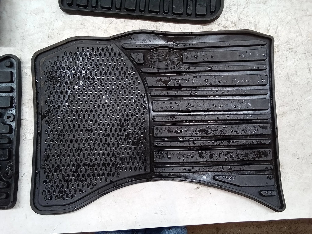 Pre-Owned 10 Subaru Forester Rubber Floor Mats 2 Front 2 Rear Left And Right OEM (Good)