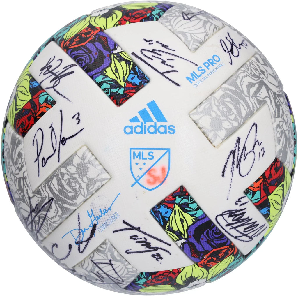 San Jose Earthquakes Pre-owned Soccer Ball from the 2022 MLS Season with 25 Signatures - BA88054 - Fanatics Authentic Certified