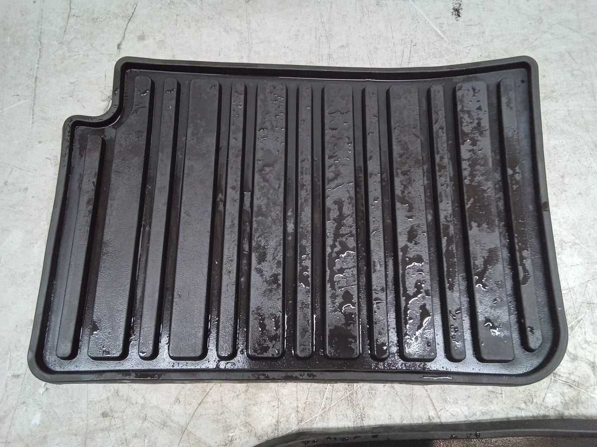 Pre-Owned 10 Subaru Forester Rubber Floor Mats 2 Front 2 Rear Left And Right OEM (Good)